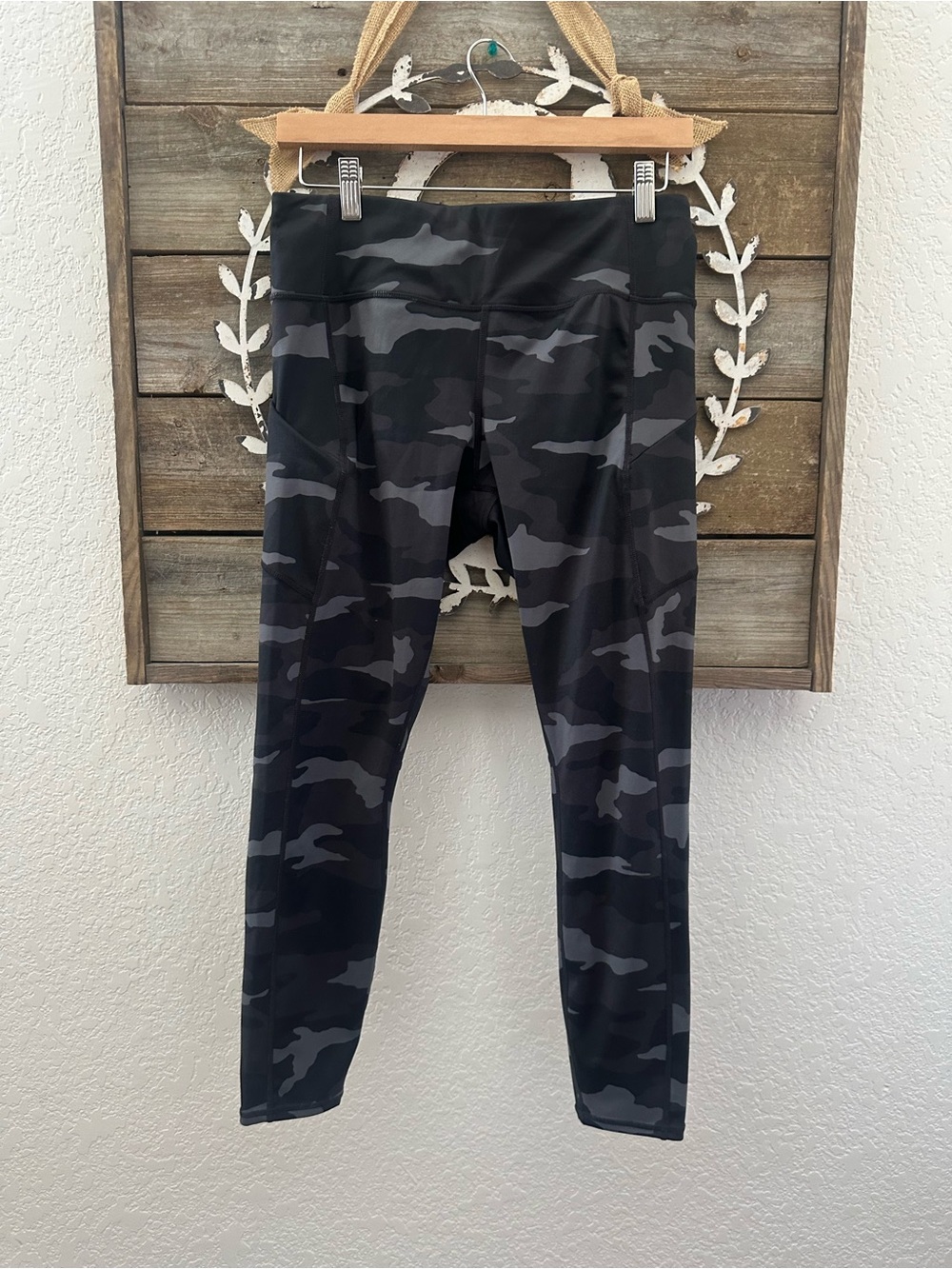 Athleta Camo contender Black Gray Camo Active 7/8 Leggings size M
